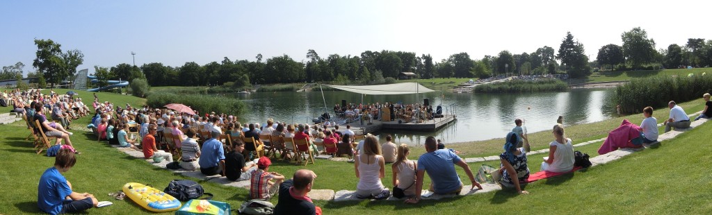 Blilck auf die Seebühne mit dem Posaunenchor 